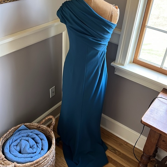 Gown - Picture 5 of 6